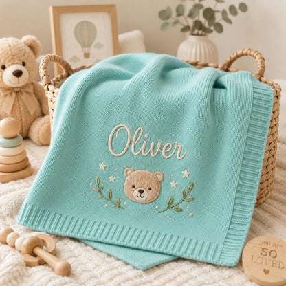 Personalisierte, bestickte Babydecke: Individuell gestaltete Strickdecke mit Bärenmotiv und Namensaufdruck
