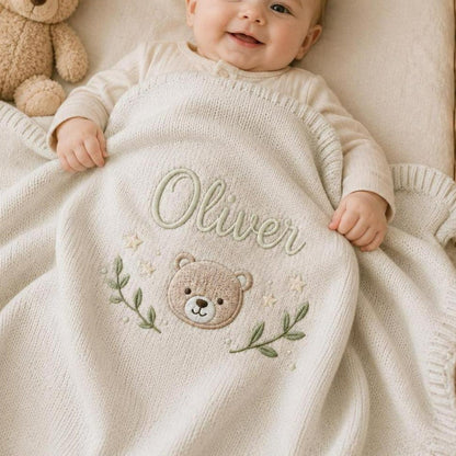 Personalisierte, bestickte Babydecke: Individuell gestaltete Strickdecke mit Bärenmotiv und Namensaufdruck