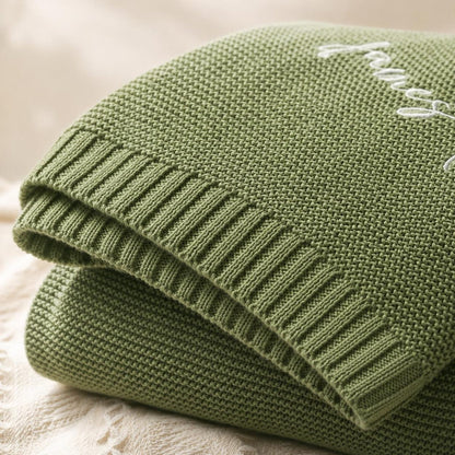 Personalisierte, bestickte Babydecke: Individuell gestaltete Strickdecke mit Bärenmotiv und Namensaufdruck
