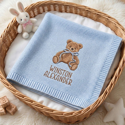 Personalisierte, bestickte Teddybär-Babydecke mit Namen – Individuell gestricktes Geschenk zur Geburt, Geschenk fürs Baby, Erinnerungsstück fürs Kinderzimmer, Geschenk zur Geburt