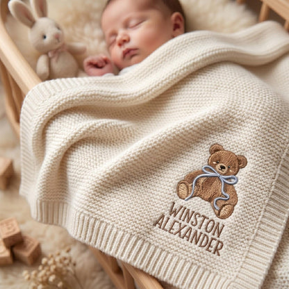 Personalisierte, bestickte Teddybär-Babydecke mit Namen – Individuell gestricktes Geschenk zur Geburt, Geschenk fürs Baby, Erinnerungsstück fürs Kinderzimmer, Geschenk zur Geburt