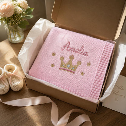Personalisierte Namensdecke mit Kronenmotiv, individuell gestricktes Erinnerungsgeschenk fürs Kinderzimmer zur Babyparty und für Fotos