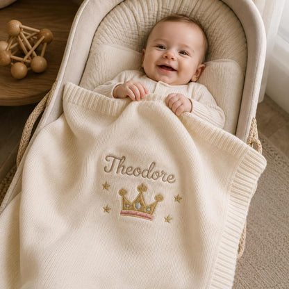 Personalisierte Namensdecke mit Kronenmotiv, individuell gestricktes Erinnerungsgeschenk fürs Kinderzimmer zur Babyparty und für Fotos