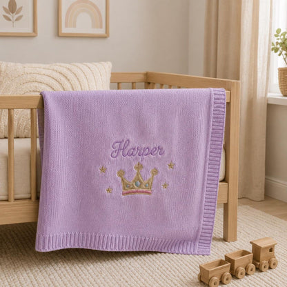 Personalisierte Namensdecke mit Kronenmotiv, individuell gestricktes Erinnerungsgeschenk fürs Kinderzimmer zur Babyparty und für Fotos