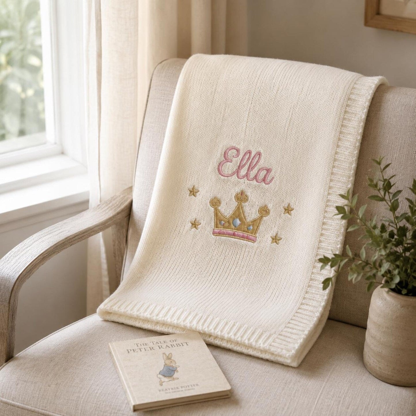 Personalisierte Namensdecke mit Kronenmotiv, individuell gestricktes Erinnerungsgeschenk fürs Kinderzimmer zur Babyparty und für Fotos