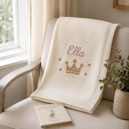 Personalisierte Namensdecke mit Kronenmotiv, individuell gestricktes Erinnerungsgeschenk fürs Kinderzimmer zur Babyparty und für Fotos