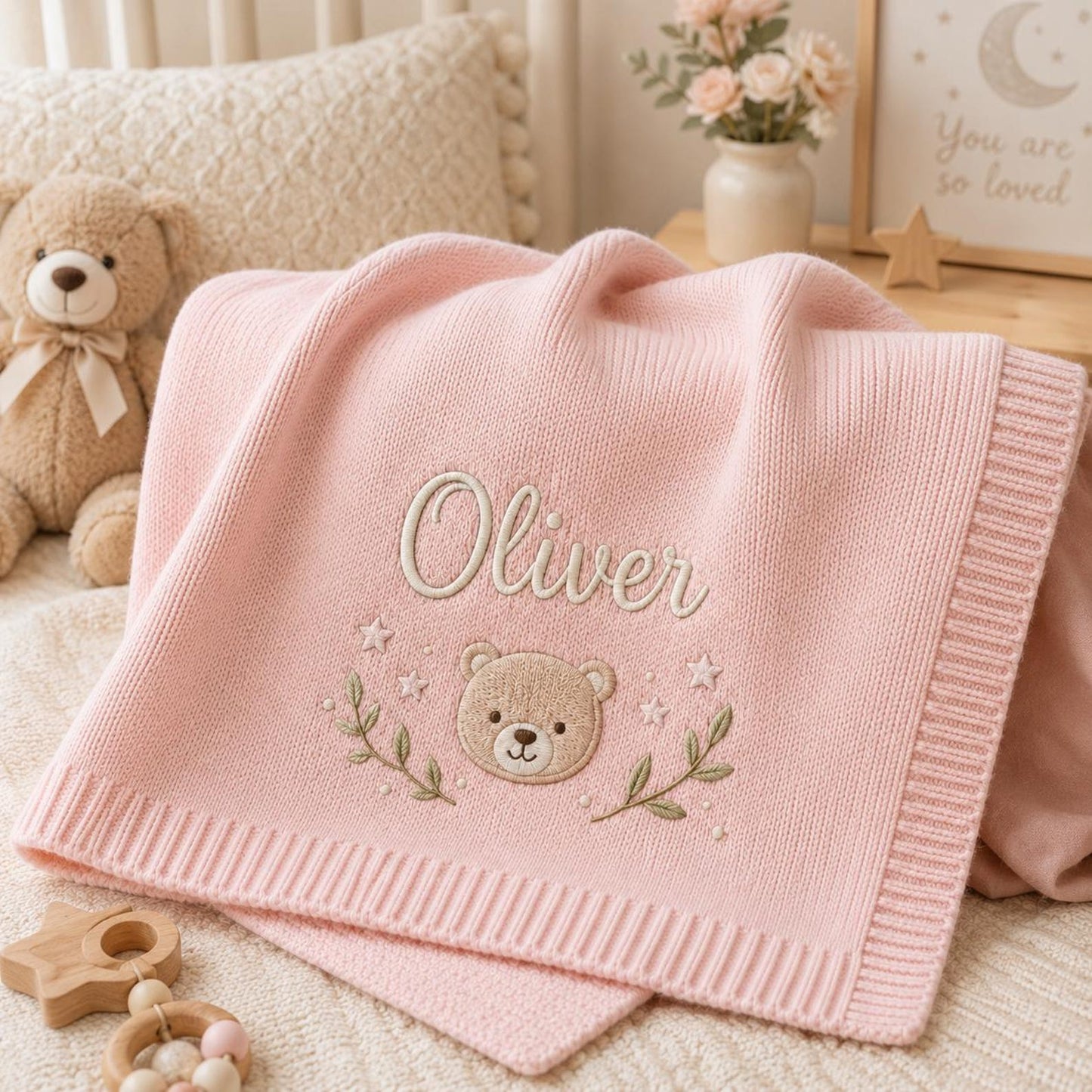 Personalisierte, bestickte Babydecke: Individuell gestaltete Strickdecke mit Bärenmotiv und Namensaufdruck