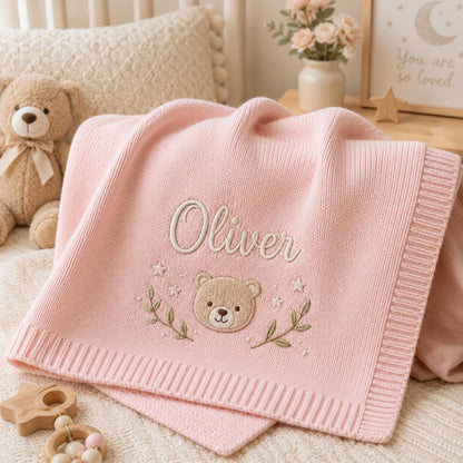 Personalisierte, bestickte Babydecke: Individuell gestaltete Strickdecke mit Bärenmotiv und Namensaufdruck
