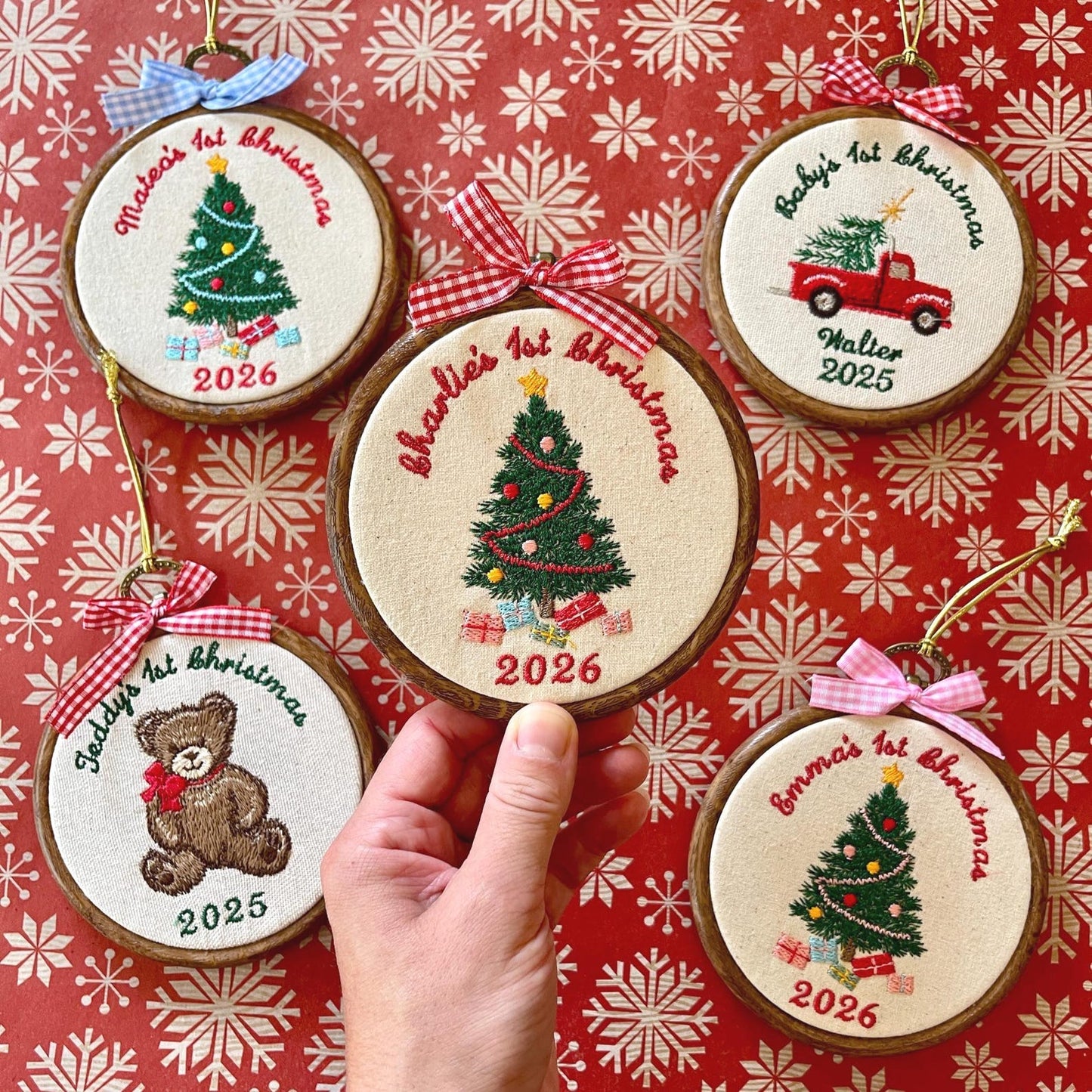 Personalisierter Weihnachtsschmuck für Babys erstes Weihnachtsfest: Bestickter Erinnerungsschmuck