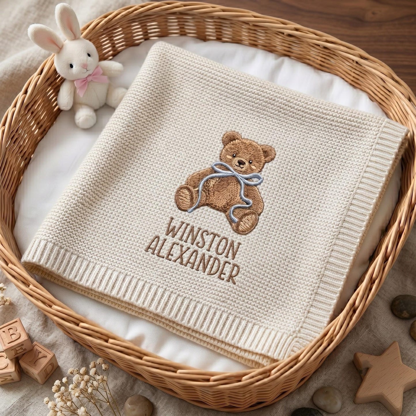 Personalisierte, bestickte Teddybär-Babydecke mit Namen – Individuell gestricktes Geschenk zur Geburt, Geschenk fürs Baby, Erinnerungsstück fürs Kinderzimmer, Geschenk zur Geburt
