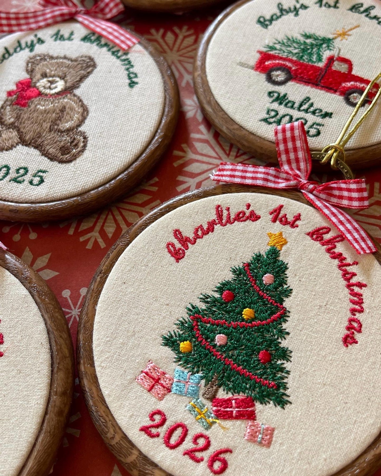 Personalisierter Weihnachtsschmuck für Babys erstes Weihnachtsfest: Bestickter Erinnerungsschmuck