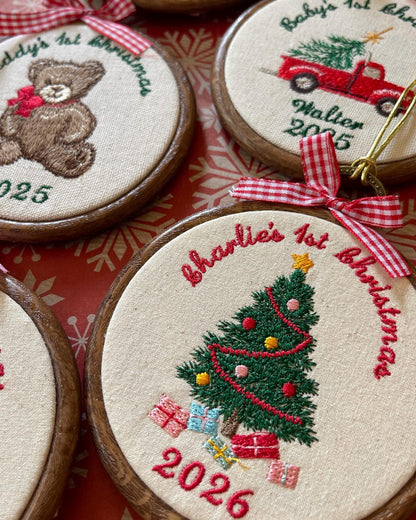 Personalisierter Weihnachtsschmuck für Babys erstes Weihnachtsfest: Bestickter Erinnerungsschmuck