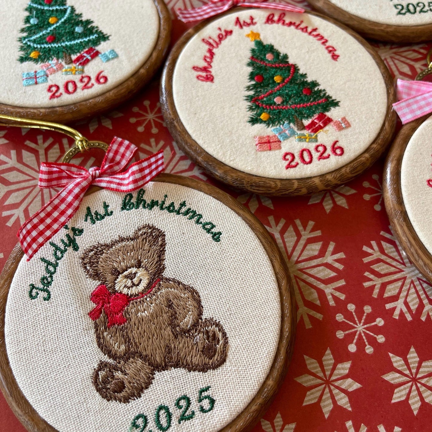 Personalisierter Weihnachtsschmuck für Babys erstes Weihnachtsfest: Bestickter Erinnerungsschmuck