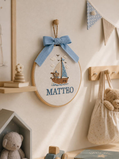 Personalisierter Stickrahmen mit Teddybär-Namensstickerei, personalisierter Stickrahmen fürs Kinderzimmer, Wanddeko mit Bärensegelboot, Geschenk für Jungen, Geschenk zur Babyparty