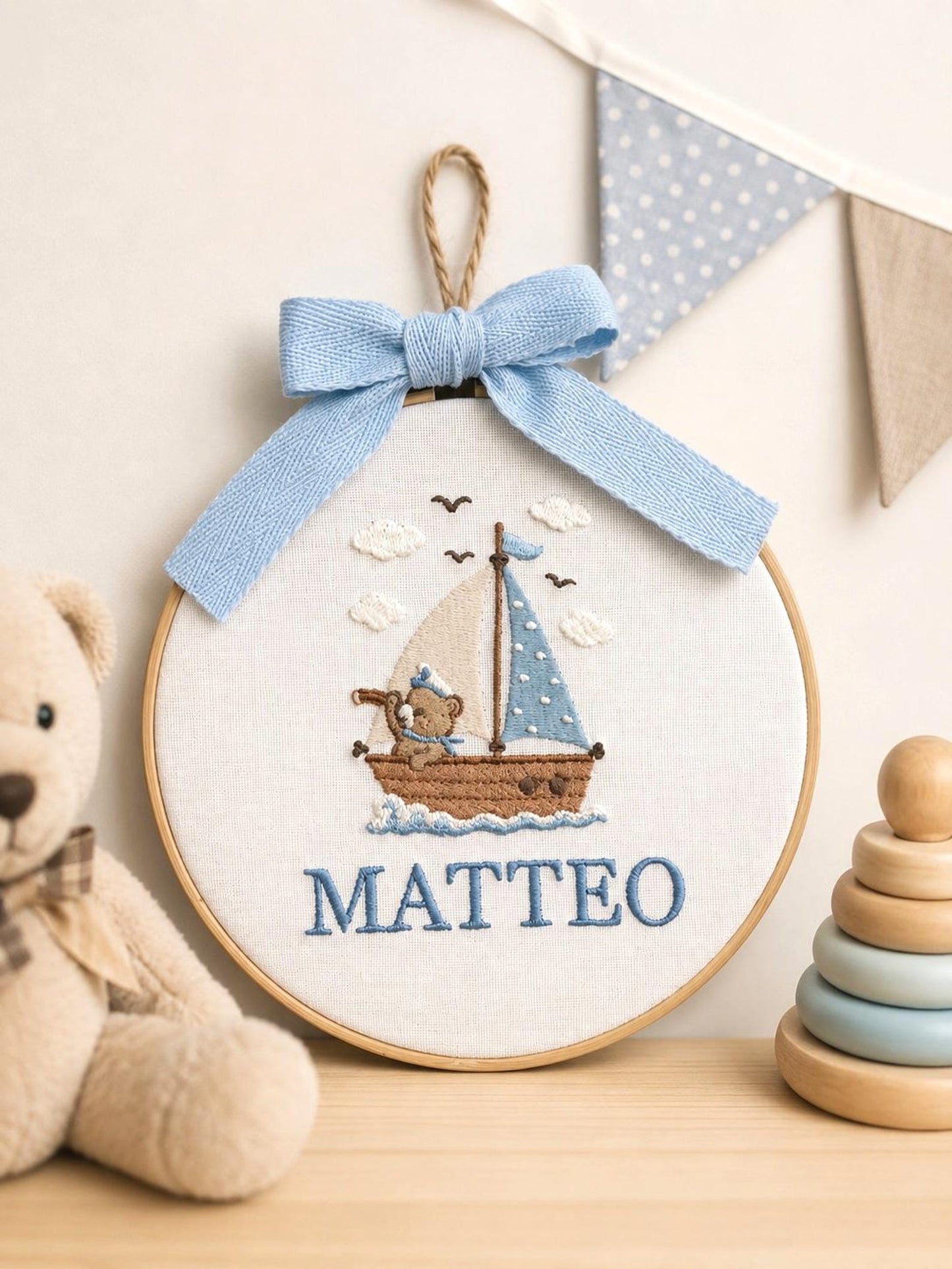 Personalisierter Stickrahmen mit Teddybär-Namensstickerei, personalisierter Stickrahmen fürs Kinderzimmer, Wanddeko mit Bärensegelboot, Geschenk für Jungen, Geschenk zur Babyparty