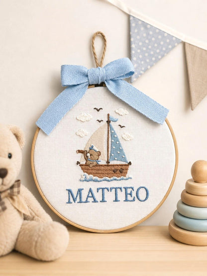 Personalisierter Stickrahmen mit Teddybär-Namensstickerei, personalisierter Stickrahmen fürs Kinderzimmer, Wanddeko mit Bärensegelboot, Geschenk für Jungen, Geschenk zur Babyparty
