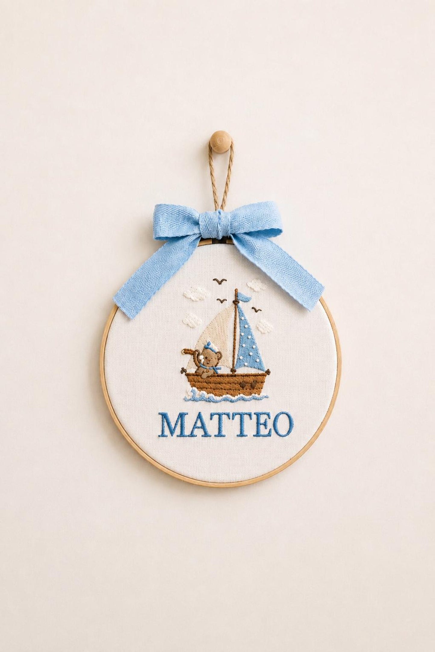 Personalisierter Stickrahmen mit Teddybär-Namensstickerei, personalisierter Stickrahmen fürs Kinderzimmer, Wanddeko mit Bärensegelboot, Geschenk für Jungen, Geschenk zur Babyparty