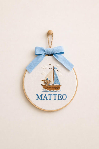 Personalisierter Stickrahmen mit Teddybär-Namensstickerei, personalisierter Stickrahmen fürs Kinderzimmer, Wanddeko mit Bärensegelboot, Geschenk für Jungen, Geschenk zur Babyparty