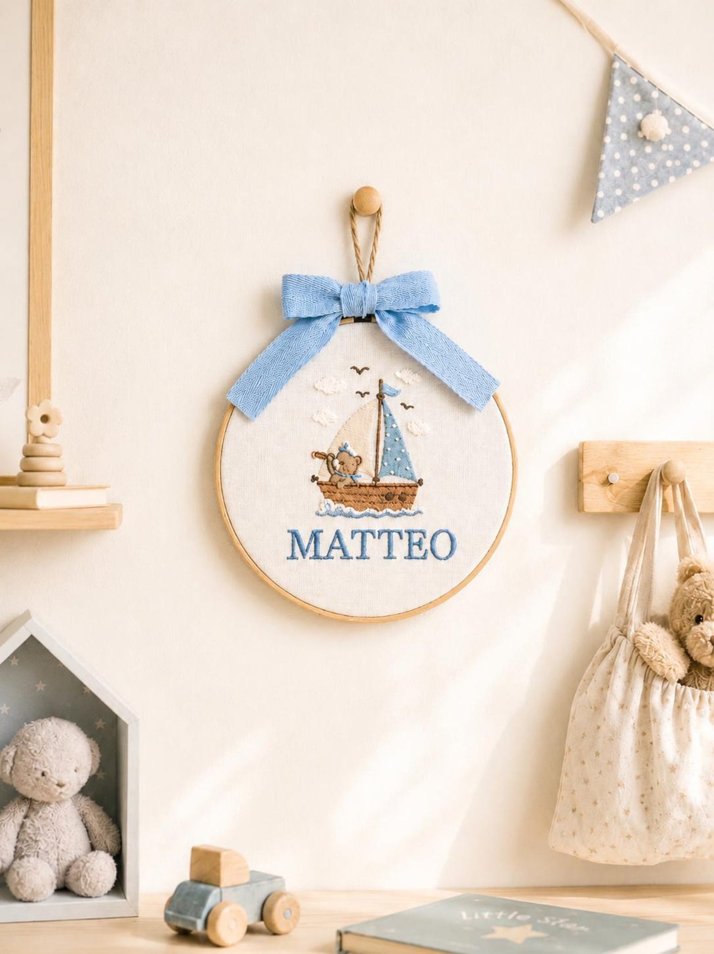 Personalisierter Stickrahmen mit Teddybär-Namensstickerei, personalisierter Stickrahmen fürs Kinderzimmer, Wanddeko mit Bärensegelboot, Geschenk für Jungen, Geschenk zur Babyparty