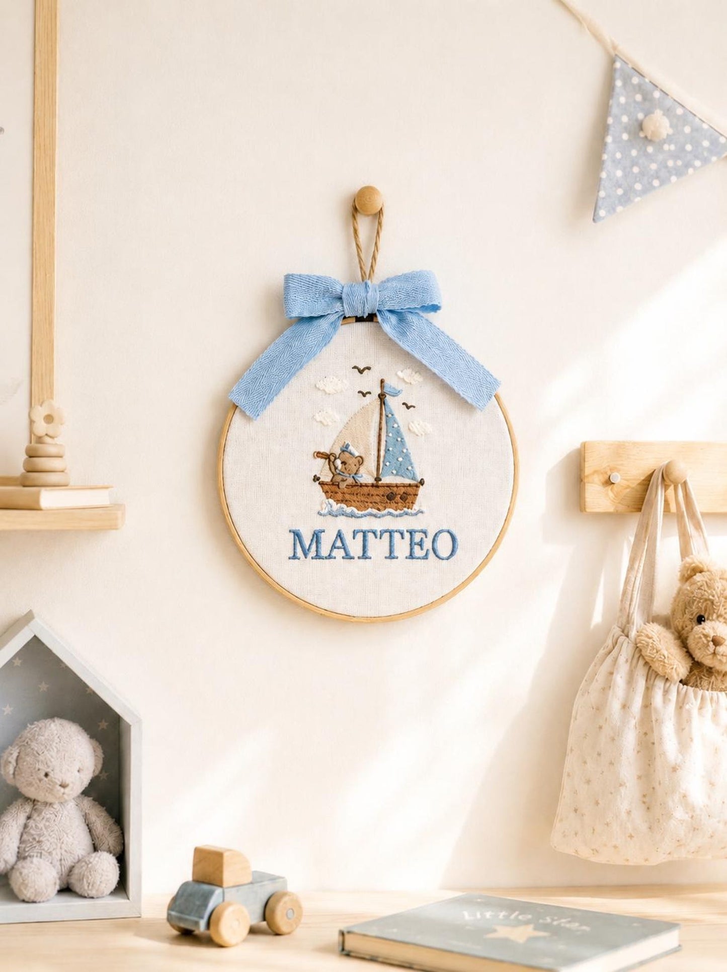Personalisierter Stickrahmen mit Teddybär-Namensstickerei, personalisierter Stickrahmen fürs Kinderzimmer, Wanddeko mit Bärensegelboot, Geschenk für Jungen, Geschenk zur Babyparty