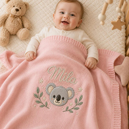 Personalisierte Koala-Babydecke, individuell gestricktes Erinnerungsgeschenk mit Namen zur Babyparty