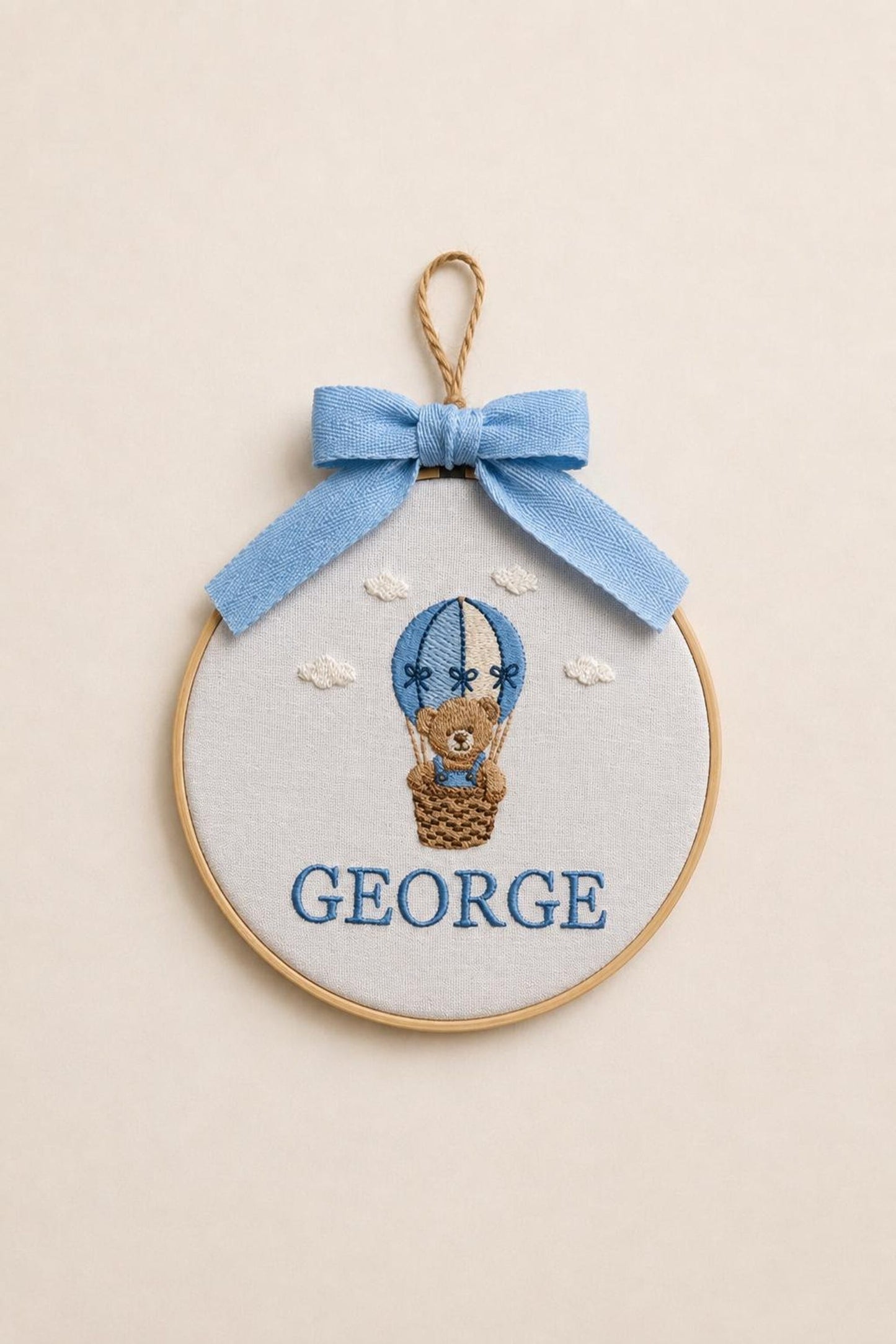 Personalisierter Stickrahmen mit Teddybär-Namensstickerei, personalisierter Stickrahmen fürs Kinderzimmer, Wanddeko mit Bärensegelboot, Geschenk für Jungen, Geschenk zur Babyparty