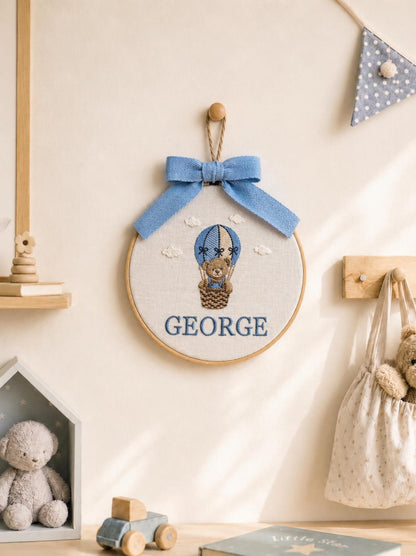 Personalisierter Stickrahmen mit Teddybär-Namensstickerei, personalisierter Stickrahmen fürs Kinderzimmer, Wanddeko mit Bärensegelboot, Geschenk für Jungen, Geschenk zur Babyparty