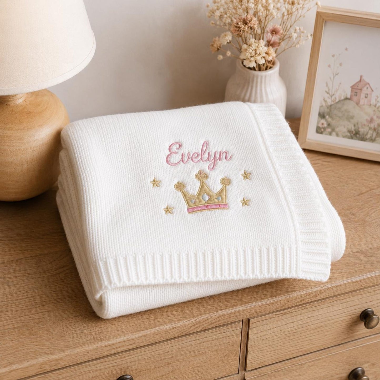 Personalisierte Namensdecke mit Kronenmotiv, individuell gestricktes Erinnerungsgeschenk fürs Kinderzimmer zur Babyparty und für Fotos