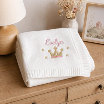 Personalisierte Namensdecke mit Kronenmotiv, individuell gestricktes Erinnerungsgeschenk fürs Kinderzimmer zur Babyparty und für Fotos