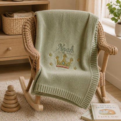 Personalisierte Namensdecke mit Kronenmotiv, individuell gestricktes Erinnerungsgeschenk fürs Kinderzimmer zur Babyparty und für Fotos