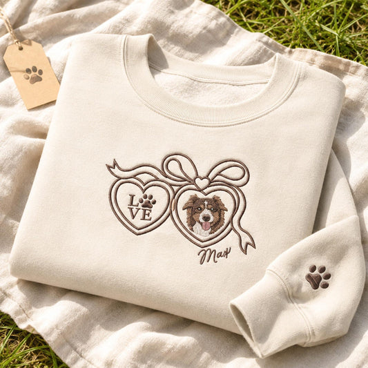 Sweatshirt mit individuell gesticktem Haustier-Porträt – Personalisiertes Rundhals-Sweatshirt mit Hunde-Herz-Medaillon und Namen – Geschenk für Hundemamas