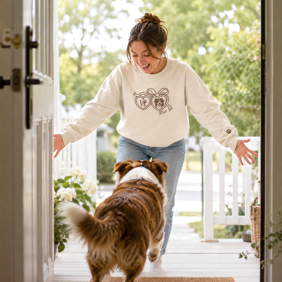 Sweatshirt mit individuell gesticktem Haustier-Porträt – Personalisiertes Rundhals-Sweatshirt mit Hunde-Herz-Medaillon und Namen – Geschenk für Hundemamas