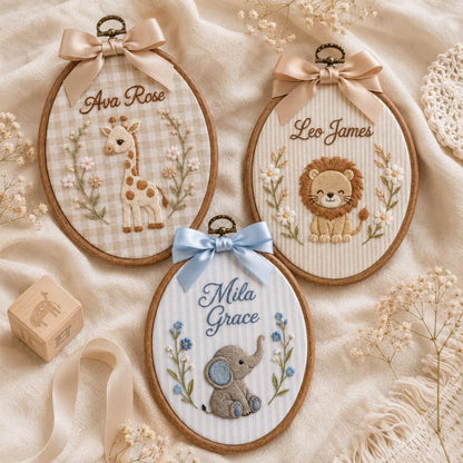 Besticktes Namensschild mit Tiermotiv fürs Baby, personalisierter Safari-Stickrahmen fürs Kinderzimmer, Wandbild mit Giraffe, Löwe und Elefant, Geschenk zur Babyparty