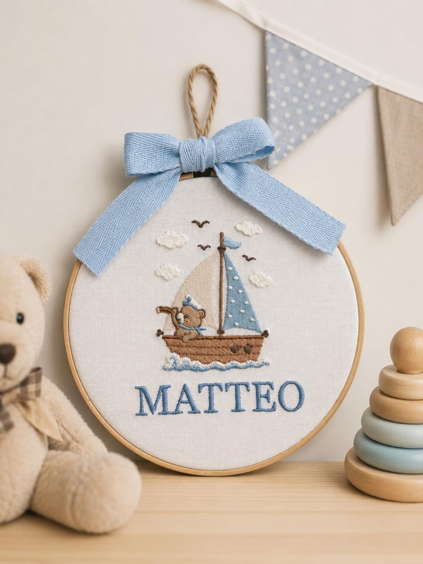 Personalisierter Stickrahmen mit Teddybär-Namensstickerei, personalisierter Stickrahmen fürs Kinderzimmer, Wanddeko mit Bärensegelboot, Geschenk für Jungen, Geschenk zur Babyparty