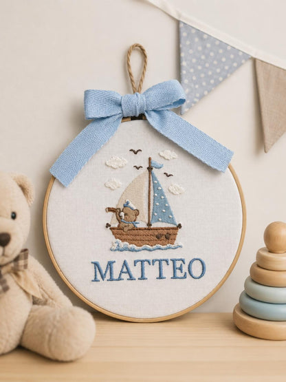 Personalisierter Stickrahmen mit Teddybär-Namensstickerei, personalisierter Stickrahmen fürs Kinderzimmer, Wanddeko mit Bärensegelboot, Geschenk für Jungen, Geschenk zur Babyparty