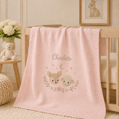 Personalisierte Baby-Strickdecke mit Namen, gesticktes Reh-Lamm-Waldmotiv – Erinnerungsstück fürs Kinderzimmer