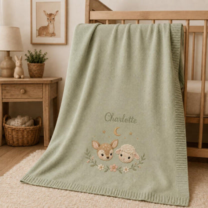 Personalisierte Baby-Strickdecke mit Namen, gesticktes Reh-Lamm-Waldmotiv – Erinnerungsstück fürs Kinderzimmer