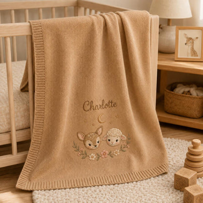 Personalisierte Baby-Strickdecke mit Namen, gesticktes Reh-Lamm-Waldmotiv – Erinnerungsstück fürs Kinderzimmer