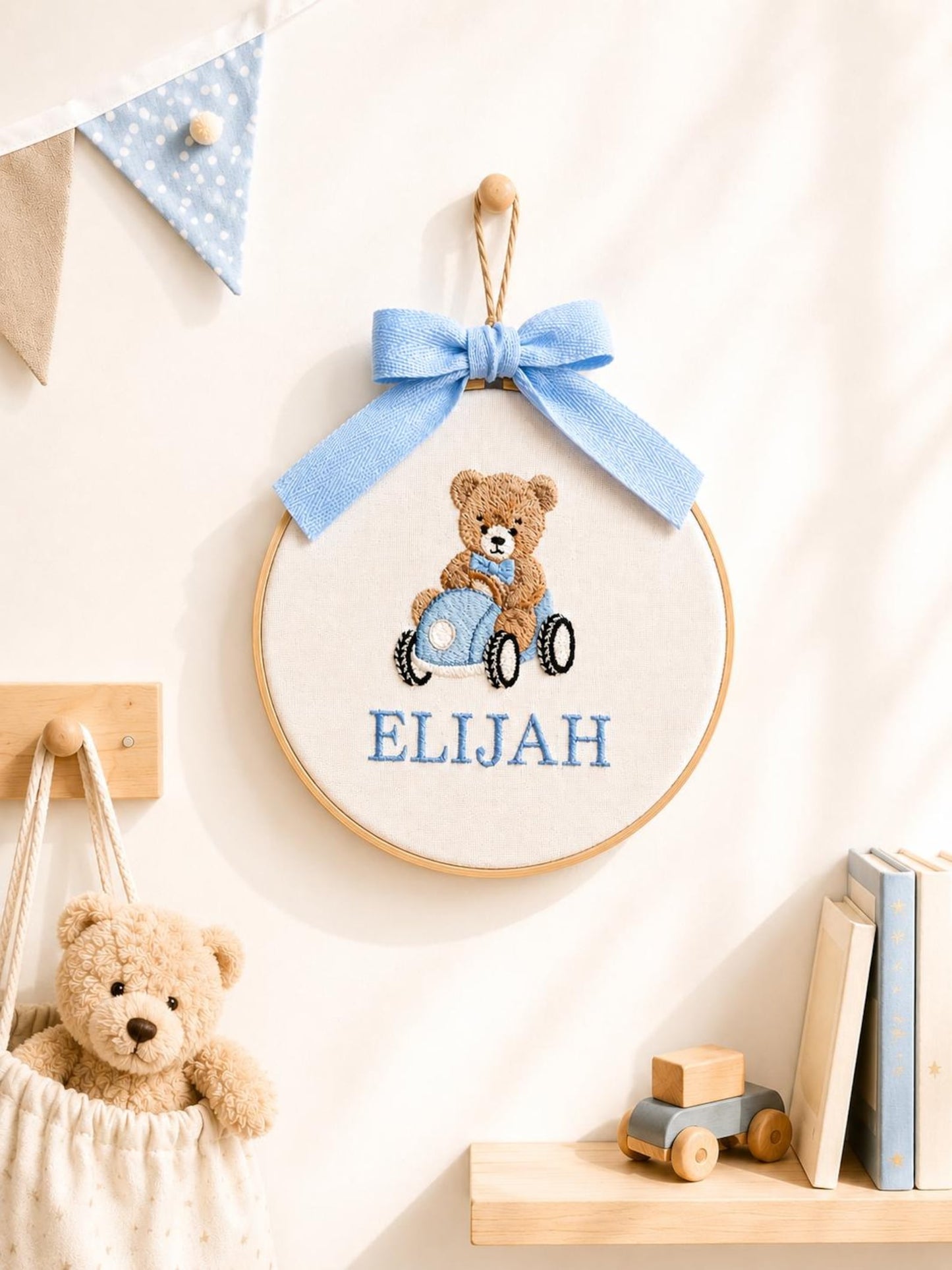 Personalisierter Stickrahmen mit Teddybär-Namensstickerei, personalisierter Stickrahmen fürs Kinderzimmer, Wanddeko mit Bärensegelboot, Geschenk für Jungen, Geschenk zur Babyparty