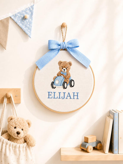 Personalisierter Stickrahmen mit Teddybär-Namensstickerei, personalisierter Stickrahmen fürs Kinderzimmer, Wanddeko mit Bärensegelboot, Geschenk für Jungen, Geschenk zur Babyparty