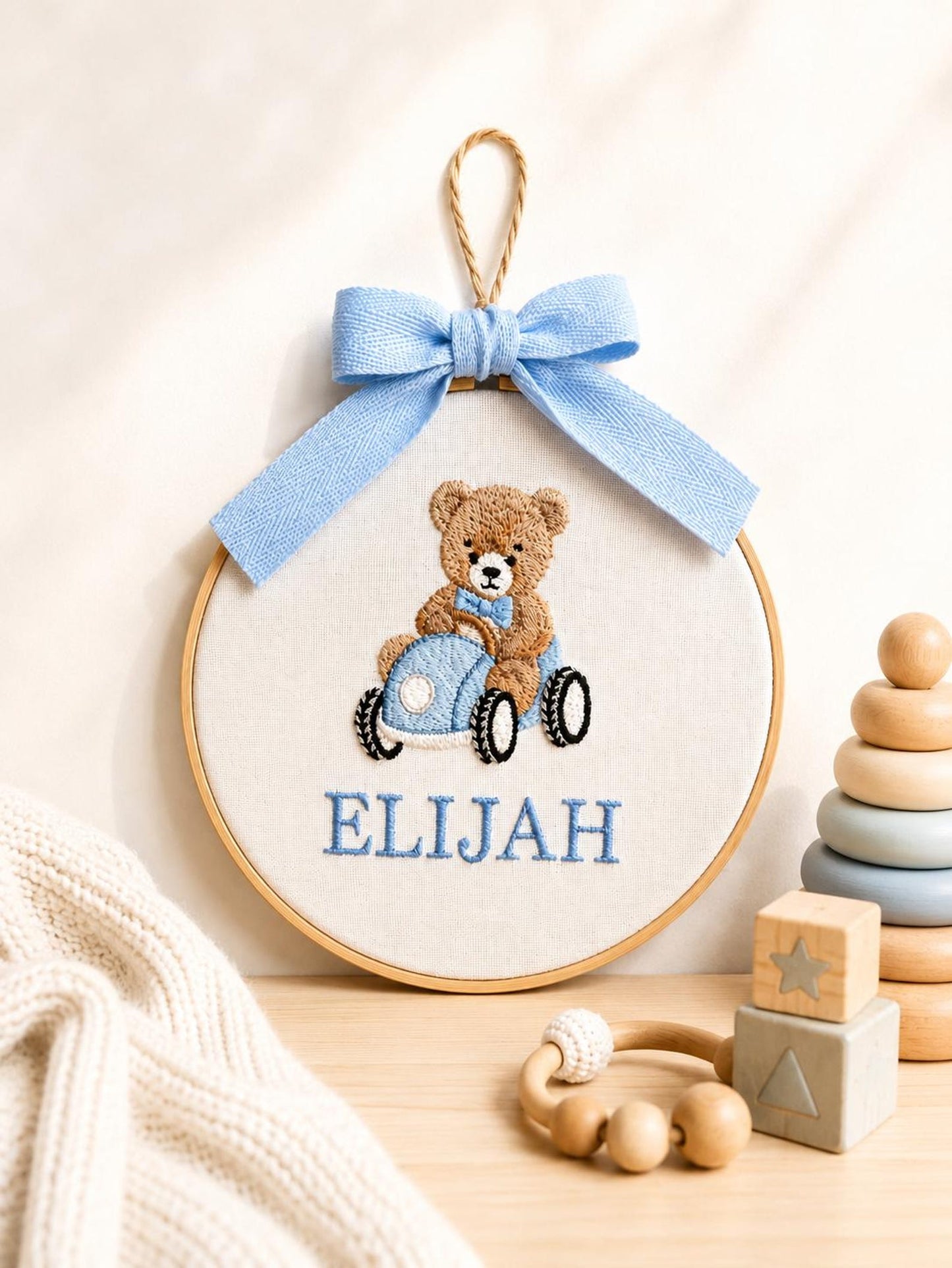 Personalisierter Stickrahmen mit Teddybär-Namensstickerei, personalisierter Stickrahmen fürs Kinderzimmer, Wanddeko mit Bärensegelboot, Geschenk für Jungen, Geschenk zur Babyparty