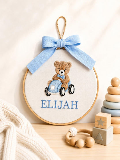 Personalisierter Stickrahmen mit Teddybär-Namensstickerei, personalisierter Stickrahmen fürs Kinderzimmer, Wanddeko mit Bärensegelboot, Geschenk für Jungen, Geschenk zur Babyparty