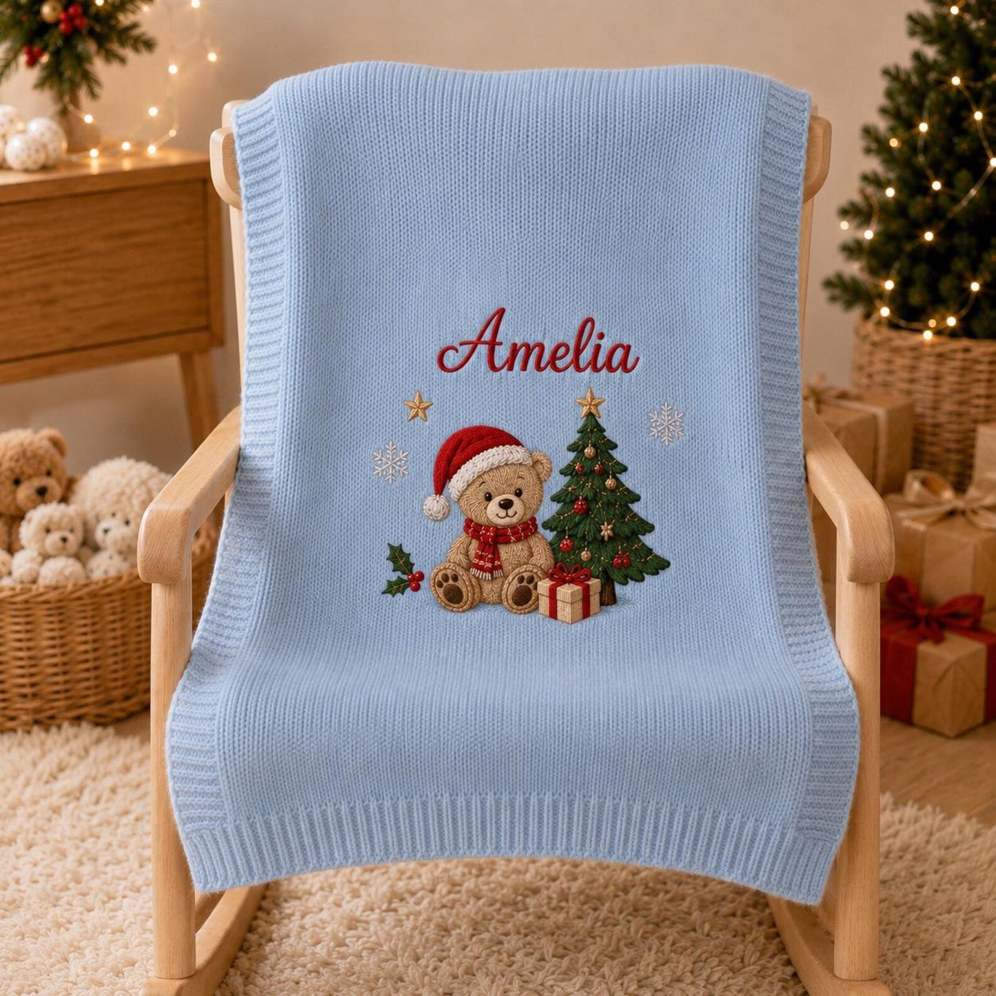 Personalisierte Weihnachtsstrickdecke, bestickte Festtagsdecke mit individuellem Namen, Teddybär-Erinnerungsstück