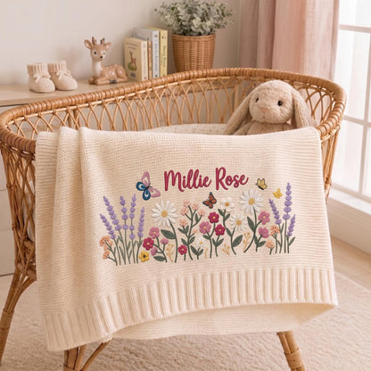 Personalisierte Babydecke mit Blumenstickerei, Strickdecke mit individuellem Namen, Willkommen Baby, Babydecke mit Wildblumen- und Schmetterlingsmotiv, Geschenk zur Babyparty