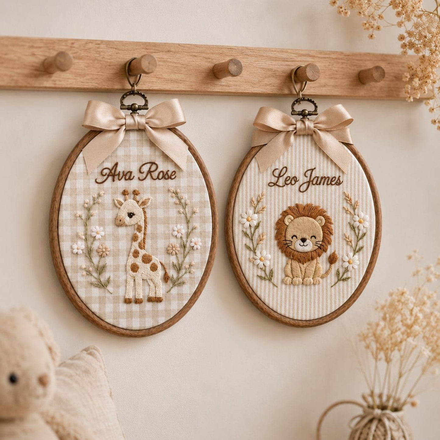 Besticktes Namensschild mit Tiermotiv fürs Baby, personalisierter Safari-Stickrahmen fürs Kinderzimmer, Wandbild mit Giraffe, Löwe und Elefant, Geschenk zur Babyparty