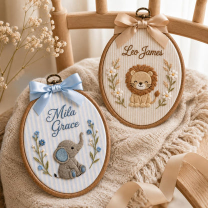Besticktes Namensschild mit Tiermotiv fürs Baby, personalisierter Safari-Stickrahmen fürs Kinderzimmer, Wandbild mit Giraffe, Löwe und Elefant, Geschenk zur Babyparty