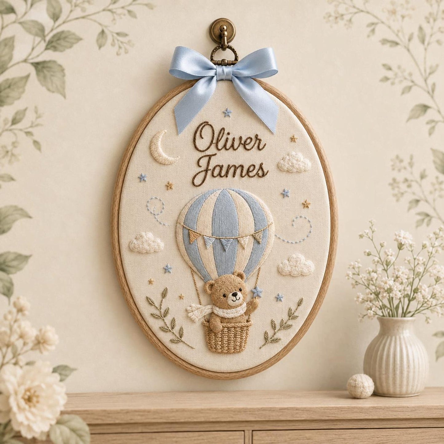 Personalisierter Stickrahmen mit Babynamen, Teddybär-Heißluftballon-Kinderzimmerdeko, individuelles Geschenk zur Geburt, Wanddeko für die Babyparty