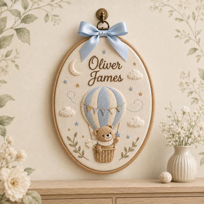 Personalisierter Stickrahmen mit Babynamen, Teddybär-Heißluftballon-Kinderzimmerdeko, individuelles Geschenk zur Geburt, Wanddeko für die Babyparty