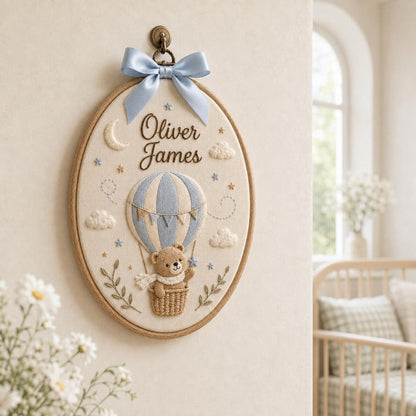 Personalisierter Stickrahmen mit Babynamen, Teddybär-Heißluftballon-Kinderzimmerdeko, individuelles Geschenk zur Geburt, Wanddeko für die Babyparty