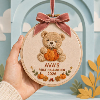 Personalisierter Stickrahmen-Anhänger für Babys erstes Halloween: „Lieblingskind-Kürbis-Teddy“ – Baby-Erinnerungsstück, gestickter Anhänger, bedeutungsvolles Geschenk
